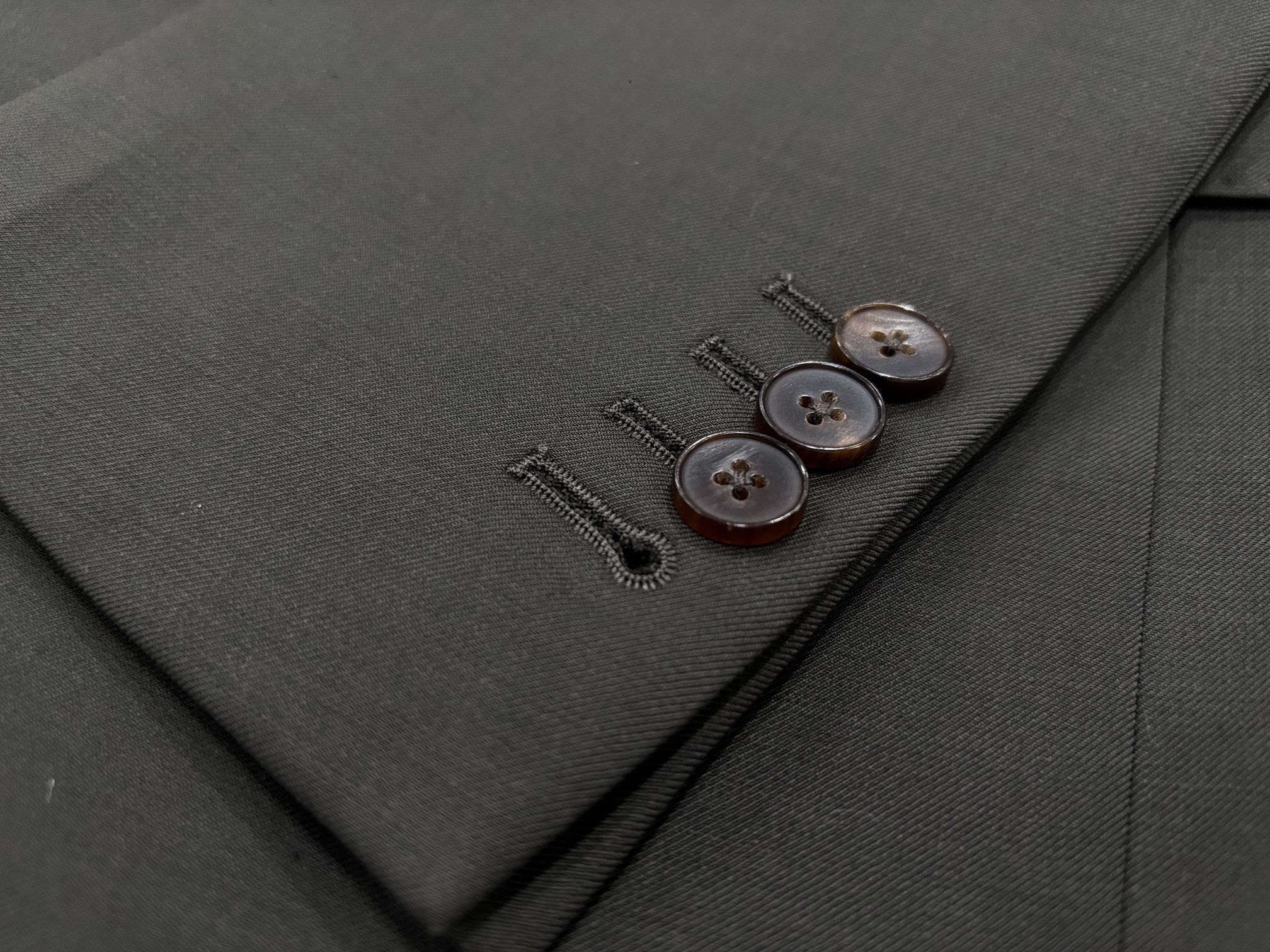 Surgeon's cuff with working buttonholes